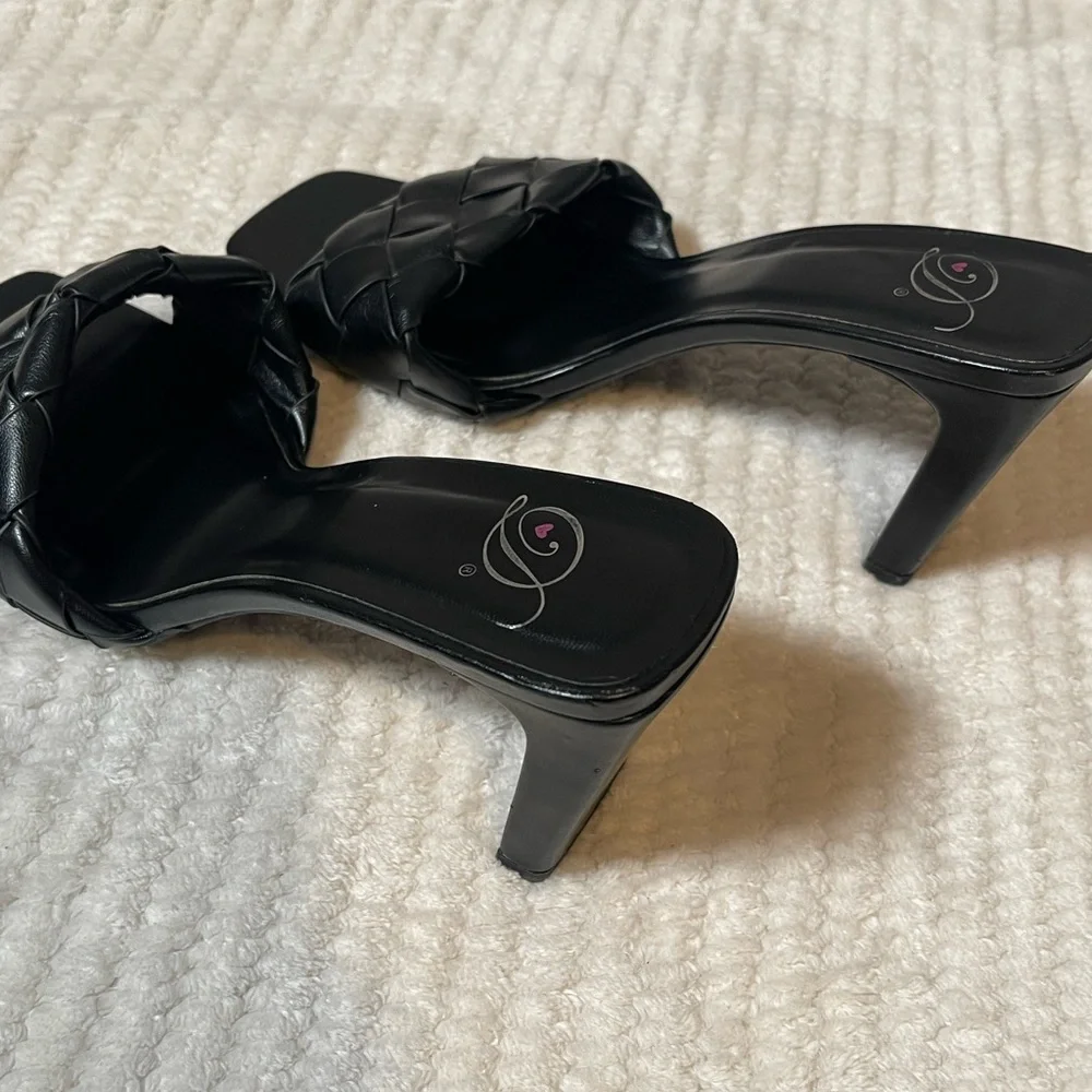 Elegant Black Woven Strap Heels - Picture 6 of 9